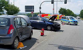 Beim Zusammenstoß von zwei Autos auf der Kreuzung der B64 und der K1 in Paderborn wurden fünf Personen verletzt. - Ralph Meyer Beim Zusammenstoß von zwei Autos auf der Kreuzung der B64 und der K1 in Paderborn wurden fünf Personen verletzt. - Ralph Meyer