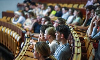 Mit neuen Schnupperangeboten versucht die Universität Bielefeld Abiturientinnen und Oberstufenschüler für die MINT-Fächer zu begeistern. Ist ein Orientierungsstudium die Lösung? - Sarah Jonek Mit neuen Schnupperangeboten versucht die Universität Bielefeld Abiturientinnen und Oberstufenschüler für die MINT-Fächer zu begeistern. Ist ein Orientierungsstudium die Lösung? - Sarah Jonek