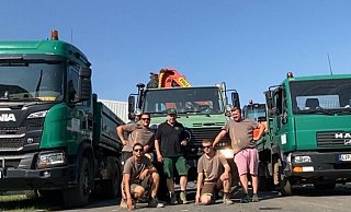 Nic Schönebäumer (v. l.), Patrick Lips, Michael Holzweiler, Kai Fricke und Joachim Riedel in Arloff, wo sie mit ihren Fahrzeugen und Werkzeug beim Aufräumen geholfen haben. - Bildrechte Joachim Riedel Nic Schönebäumer (v. l.), Patrick Lips, Michael Holzweiler, Kai Fricke und Joachim Riedel in Arloff, wo sie mit ihren Fahrzeugen und Werkzeug beim Aufräumen geholfen haben. - Bildrechte Joachim Riedel