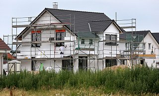 Ein- und Zweifamilienhäuser bleiben in Bielefeld stark gefragt. Das Angebot ist knapp, die Preise klettern weiter. Aktuell ist zu befürchten, dass die Kosten wegen der derzeitigen Verteuerung von Baumaterialien in diesem Jahr noch einmal deutlich anziehen. - Verwendung weltweit Ein- und Zweifamilienhäuser bleiben in Bielefeld stark gefragt. Das Angebot ist knapp, die Preise klettern weiter. Aktuell ist zu befürchten, dass die Kosten wegen der derzeitigen Verteuerung von Baumaterialien in diesem Jahr noch einmal deutlich anziehen. - Verwendung weltweit