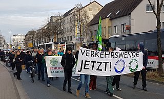 Die Teilnehmenden des Klimastreiks ziehen durch Paderborn und werben für den ÖPNV. - Birger Berbüsse Die Teilnehmenden des Klimastreiks ziehen durch Paderborn und werben für den ÖPNV. - Birger Berbüsse