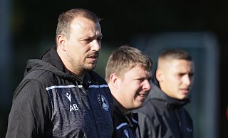Adlerauge: André Beeck (l.), Trainer des VfL Mennighüffen, beobachtet hier seine Spieler. Foto: Benjamin BÜschenfeld - Benjamin Bueschenfeld | benjamin@sportfoto-owl.de Adlerauge: André Beeck (l.), Trainer des VfL Mennighüffen, beobachtet hier seine Spieler. Foto: Benjamin BÜschenfeld - Benjamin Bueschenfeld | benjamin@sportfoto-owl.de