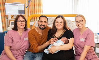 Das 500. Baby im St.-Ansgar-Krankenhaus in Höxter: Stefanie Ewen (Pflegekraft Frühgeborenen-Intensiv, v. l.), Abdelmassih, Sarah Nahkla mit Joshua-Joël und Hebamme Virginia Voß. - KHWE Das 500. Baby im St.-Ansgar-Krankenhaus in Höxter: Stefanie Ewen (Pflegekraft Frühgeborenen-Intensiv, v. l.), Abdelmassih, Sarah Nahkla mit Joshua-Joël und Hebamme Virginia Voß. - KHWE