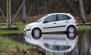 Wegen dieses Autos melden sich seit längerer Zeit immer wieder Menschen bei der Polizei, der Feuerwehr und dem Ordnungsamt. - Niklas Tüns Wegen dieses Autos melden sich seit längerer Zeit immer wieder Menschen bei der Polizei, der Feuerwehr und dem Ordnungsamt. - Niklas Tüns