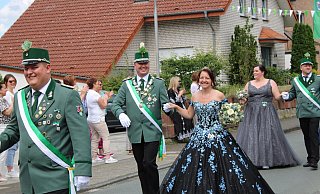 Das Sennelager Königspaar Daniel und Stephanie Riekschnietz lässt sich beim Festmarsch feiern. - Moritz Jülich Das Sennelager Königspaar Daniel und Stephanie Riekschnietz lässt sich beim Festmarsch feiern. - Moritz Jülich
