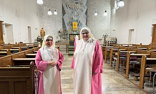 Mutter Maria Magdalena (r.) mit Schwester Mary Luzanne freuen sich auf das 100-jährige Bestehen des Dreifaltigkeitsklosters in Bad Driburg. - Sevim Hangül Mutter Maria Magdalena (r.) mit Schwester Mary Luzanne freuen sich auf das 100-jährige Bestehen des Dreifaltigkeitsklosters in Bad Driburg. - Sevim Hangül