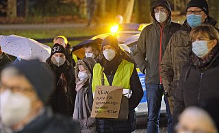 Die unter Impfkritikern und Coronaleugnern kursierenden Verschwörungserzählungen thematisiert dieses Plakat, das auf einr Gegendemonstration gezeigt wurde. - Thorsten Gödecker Die unter Impfkritikern und Coronaleugnern kursierenden Verschwörungserzählungen thematisiert dieses Plakat, das auf einr Gegendemonstration gezeigt wurde. - Thorsten Gödecker