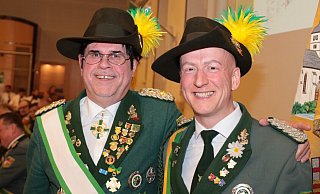 Das Foto zeigt Ehrenoberst Michael Pavlicic (l.) mit seinem Nachfolger Oberst Markus Cink. - Bürger-Schützen-Verein Schloß Neuhaus 1913 Das Foto zeigt Ehrenoberst Michael Pavlicic (l.) mit seinem Nachfolger Oberst Markus Cink. - Bürger-Schützen-Verein Schloß Neuhaus 1913