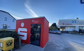 Noch ist der rote Würfel nicht in Betrieb. Den SB-Standort im Gebäude an der Bahnhofstraße will die Sparkasse schließen. - Dirk Windmöller Noch ist der rote Würfel nicht in Betrieb. Den SB-Standort im Gebäude an der Bahnhofstraße will die Sparkasse schließen. - Dirk Windmöller