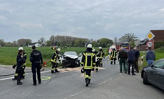 Durch die Wucht der Kollision wurde der Passat (im Hintergrund) weit auf das Feld geschleudert. - Thorsten Heß Durch die Wucht der Kollision wurde der Passat (im Hintergrund) weit auf das Feld geschleudert. - Thorsten Heß
