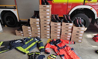 Unter den vielen Sachspenden war auch Schutzkleidung für die Feuerwehren und Rettungsdienste in der Ukraine. - Feuerwehr Bad Lippspringe Unter den vielen Sachspenden war auch Schutzkleidung für die Feuerwehren und Rettungsdienste in der Ukraine. - Feuerwehr Bad Lippspringe