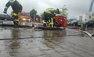 Im Sommer 2015 suchte ein katastrophales Regenereignis die Großgemeinde Stemwede heim. Vor allem in Levern schüttete es ohne Ende. Die Feuerwehr Frotheim pumpte Wasser am Autohaus Weitkamp ab. - Joern Spreen-Ledebur Im Sommer 2015 suchte ein katastrophales Regenereignis die Großgemeinde Stemwede heim. Vor allem in Levern schüttete es ohne Ende. Die Feuerwehr Frotheim pumpte Wasser am Autohaus Weitkamp ab. - Joern Spreen-Ledebur