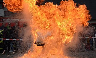 Fettbrand mit Wasser zu löschen kann eine Explosion verursachen. - Thomas Kube Fettbrand mit Wasser zu löschen kann eine Explosion verursachen. - Thomas Kube