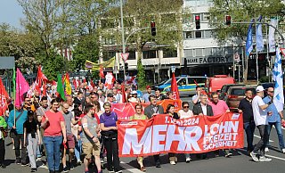 Die Demonstrantinnen und Demonstranten verliehen ihren Forderungen - Mehr Lohn, mehr Freizeit, mehr Sicherheit - lautstark in der Paderborner Innenstadt Nachdruck. - Moritz Jülich Die Demonstrantinnen und Demonstranten verliehen ihren Forderungen - Mehr Lohn, mehr Freizeit, mehr Sicherheit - lautstark in der Paderborner Innenstadt Nachdruck. - Moritz Jülich