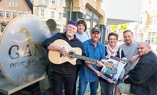 Die Gans-oder-gar-nicht- Betreiber Niklas Meyer (r.) und Sascha Kressmann (daneben) freuen sich auf die Live-Musik. Zum Herford-unplugged-Team gehören (v. l.) Gary Kitchen, Franny Nierentz, Frank Slansky und Christa Gruschka. Premiere ist am Sonntag, 5. Mai. - Ralf Bittner Die Gans-oder-gar-nicht- Betreiber Niklas Meyer (r.) und Sascha Kressmann (daneben) freuen sich auf die Live-Musik. Zum Herford-unplugged-Team gehören (v. l.) Gary Kitchen, Franny Nierentz, Frank Slansky und Christa Gruschka. Premiere ist am Sonntag, 5. Mai. - Ralf Bittner
