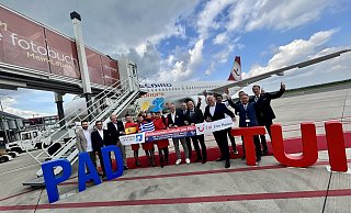 Die Rückkehr der TUI an den Flughafen Paderborn/Lippstadt feiern Airport, Fluggesellschaft und der Reiseveranstalter gemeinsam. Im Hintergrund der ausgebuchte Airbus A320. - Jens Reddeker Die Rückkehr der TUI an den Flughafen Paderborn/Lippstadt feiern Airport, Fluggesellschaft und der Reiseveranstalter gemeinsam. Im Hintergrund der ausgebuchte Airbus A320. - Jens Reddeker