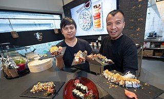 Buddha Thapa (l.) und Amber Magar bieten außergewöhnliche Sushi-Kreationen. - Oliver Krato Buddha Thapa (l.) und Amber Magar bieten außergewöhnliche Sushi-Kreationen. - Oliver Krato