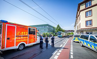 Auf der Schildescher Straße ist ein Fußgänger vor eine Stadtbahn gelaufen. - Sarah Jonek Fotografie Auf der Schildescher Straße ist ein Fußgänger vor eine Stadtbahn gelaufen. - Sarah Jonek Fotografie