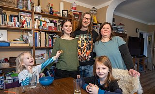 Theodor (4 Jahre, v.l.), Marie (18 Jahre), Vater Oliver, Mutter Theresia und Friedrich Helmentag (6 Jahre) achten gemeinsam auf einen nachhaltigen Alltag. - Oliver Krato Theodor (4 Jahre, v.l.), Marie (18 Jahre), Vater Oliver, Mutter Theresia und Friedrich Helmentag (6 Jahre) achten gemeinsam auf einen nachhaltigen Alltag. - Oliver Krato