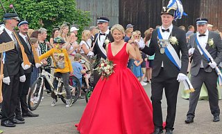 Rupert Hördemann führt mit seiner Ehefrau Christin den Umzug der Schützen durch Großeneder an. - Nicole Kuper Rupert Hördemann führt mit seiner Ehefrau Christin den Umzug der Schützen durch Großeneder an. - Nicole Kuper