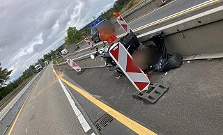 Bis zur Bergung des verunfallten Motorrades blieb der Fahrtstreifen der A44 in Richtung Dortmund gesperrt. - FFW Breuna Bis zur Bergung des verunfallten Motorrades blieb der Fahrtstreifen der A44 in Richtung Dortmund gesperrt. - FFW Breuna