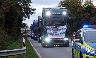 Lkw-Fahrer und Spediteure demonstrieren auf besondere Art im Kreis Herford. - Katharina Eisele Lkw-Fahrer und Spediteure demonstrieren auf besondere Art im Kreis Herford. - Katharina Eisele
