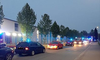 Die Feuerwehr vor den Toren des Werksgeländes von Noelle und von Campe in Boffzen. Den Brand hatten die Mitabeiter bereits selbst gelöscht. - Noelle und von Campe Die Feuerwehr vor den Toren des Werksgeländes von Noelle und von Campe in Boffzen. Den Brand hatten die Mitabeiter bereits selbst gelöscht. - Noelle und von Campe