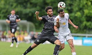 Jesse Tugbenyo (l.) erzielte im Testspiel gegen den 1. FC Bocholt den Treffer zum 4:0 für Arminia Bielefeld. - Oliver Krato Jesse Tugbenyo (l.) erzielte im Testspiel gegen den 1. FC Bocholt den Treffer zum 4:0 für Arminia Bielefeld. - Oliver Krato