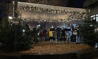 Zur Eröffnung des Weihnachtsmarkts spielte das Blasorchester der Musikschule Höxter auf dem Marktplatz. - Shannon-Lee Bendig Zur Eröffnung des Weihnachtsmarkts spielte das Blasorchester der Musikschule Höxter auf dem Marktplatz. - Shannon-Lee Bendig