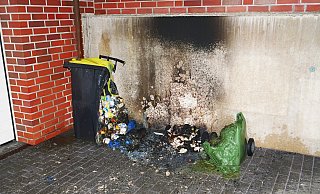 In der Garagenzufahrt eines Wohnhauses am Borchener Ahornweg gingen am frühen Sonntagmorgen vier Mülltonnen in Flammen auf. - Ralph Meyer In der Garagenzufahrt eines Wohnhauses am Borchener Ahornweg gingen am frühen Sonntagmorgen vier Mülltonnen in Flammen auf. - Ralph Meyer