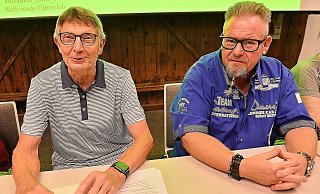 Der aktuelle Vorstandsvorsitzende Nobert Monscheidt mit Vorstandskollege Thorsten Lutgert hatte bei der Mitgliederversammlung eine Überraschung dabei. - Uwe Caspar Der aktuelle Vorstandsvorsitzende Nobert Monscheidt mit Vorstandskollege Thorsten Lutgert hatte bei der Mitgliederversammlung eine Überraschung dabei. - Uwe Caspar