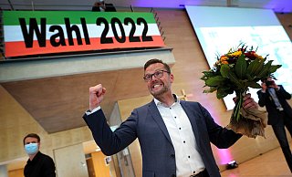 Raphael Tigges (CDU) wird beim Empfang im Kreishaus von seinen Parteikollegen mit Jubel und Blumen empfangen. „Ich danke Euch für diesen tollen Wahlkampf und die super Unterstützung.“ - Andreas Fruecht Raphael Tigges (CDU) wird beim Empfang im Kreishaus von seinen Parteikollegen mit Jubel und Blumen empfangen. „Ich danke Euch für diesen tollen Wahlkampf und die super Unterstützung.“ - Andreas Fruecht