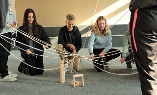 Mit viel Spaß und Freude versuchen die Schülerinnen und Schüler im Glücksunterricht, den "Fröbelturm" auf- und abzubauen. Das gelingt nur mit Geduld, genauer Absprache und Zusammenarbeit. Und etwas Glück braucht es dazu wohl auch. - Nicole Dresch Mit viel Spaß und Freude versuchen die Schülerinnen und Schüler im Glücksunterricht, den "Fröbelturm" auf- und abzubauen. Das gelingt nur mit Geduld, genauer Absprache und Zusammenarbeit. Und etwas Glück braucht es dazu wohl auch. - Nicole Dresch