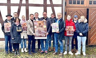 Die Vorfreude auf das dritte Luciafest in Salzkotten ist groß bei den Veranstaltern, Organisatoren und Sponsoren: (v. l.) Thomas Glahe, Fabian Wälter, Inge Adrian und Stefanie Klenke, Bürgermeister Ulrich Berger, Martin Herbst, Dirk Witulski und Simon Hüppmeier, Wolfgang Marienfeld, Matthias Kuhlenkamp, Klaus Ellermann und Justin Aufterbeck. - Carola Drabon Die Vorfreude auf das dritte Luciafest in Salzkotten ist groß bei den Veranstaltern, Organisatoren und Sponsoren: (v. l.) Thomas Glahe, Fabian Wälter, Inge Adrian und Stefanie Klenke, Bürgermeister Ulrich Berger, Martin Herbst, Dirk Witulski und Simon Hüppmeier, Wolfgang Marienfeld, Matthias Kuhlenkamp, Klaus Ellermann und Justin Aufterbeck. - Carola Drabon