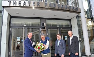 Bürgermeister Michael Dreier (v. l.) gratuliert Katharina Kreuzhage, ebenso Rainer Rings (Vorsitzender Theaterfreunde Paderborn) und Ingo Tiemann (Stellvertretender Aufsichtsratsvorsitzender, Kämmerer Kreis Paderborn). - Theater Paderborn Bürgermeister Michael Dreier (v. l.) gratuliert Katharina Kreuzhage, ebenso Rainer Rings (Vorsitzender Theaterfreunde Paderborn) und Ingo Tiemann (Stellvertretender Aufsichtsratsvorsitzender, Kämmerer Kreis Paderborn). - Theater Paderborn