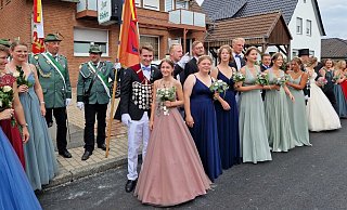 König Julius Peters und Marie Kuhlmann mit ihrem Hofstaat. - Katharina Maria Grote König Julius Peters und Marie Kuhlmann mit ihrem Hofstaat. - Katharina Maria Grote