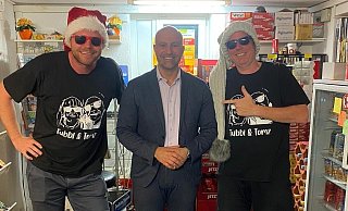 Das Outfit aus Mützen und Sonnenbrilen bleibt: In dieser Woche war Landrat Ali Dogan (Mitte) zu Gast bei Tobias Rosemeier (l.) und Thomas Neumann (r.). - Mads Neumann Das Outfit aus Mützen und Sonnenbrilen bleibt: In dieser Woche war Landrat Ali Dogan (Mitte) zu Gast bei Tobias Rosemeier (l.) und Thomas Neumann (r.). - Mads Neumann