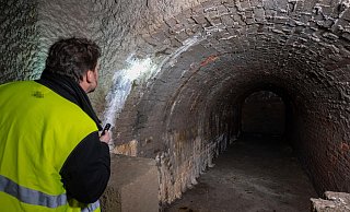 Gut sichtbar sind die runden Backsteinwände, die an dieser Stelle nachträglich mit Beton verputzt wurden. Das Ende des Stichtunnels ist zugemauert. - Jörg Dieckmann - www. dieckmann-fotodesign.de Gut sichtbar sind die runden Backsteinwände, die an dieser Stelle nachträglich mit Beton verputzt wurden. Das Ende des Stichtunnels ist zugemauert. - Jörg Dieckmann - www. dieckmann-fotodesign.de