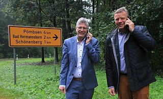 Der Bundestagsabgeordnete Christian Haase (v. l.) und der Landtagsabgeordnete Matthias Goeken wollen darauf aufmerksam machen, dass es an einigen Stellen im Kreis Höxter immer noch keinen Mobilfunk gibt, so wie an der L 951 zwischen Merlsheim und Reelsen. - Madita Schellenberg Der Bundestagsabgeordnete Christian Haase (v. l.) und der Landtagsabgeordnete Matthias Goeken wollen darauf aufmerksam machen, dass es an einigen Stellen im Kreis Höxter immer noch keinen Mobilfunk gibt, so wie an der L 951 zwischen Merlsheim und Reelsen. - Madita Schellenberg