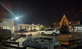 Die Autos sollen verbannt werden: Die Gemeinde will den Platz zwischen Haus des Bürgers, Bücherei und Café Miteinander neu gestalten. - Björn Kenter Die Autos sollen verbannt werden: Die Gemeinde will den Platz zwischen Haus des Bürgers, Bücherei und Café Miteinander neu gestalten. - Björn Kenter