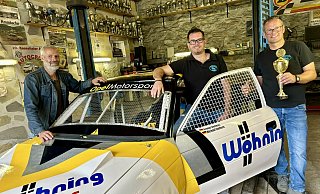 Autocrossrennen sind das Hobby von Klub-Vize Reinhard Wagemeyer (v. l.), Vereinschef Michael Steffens und dessen Vater Franjo. Mit dem umgebauten Kadett geht das Steffens-Duo beim Heimspiel in Lichtenau an den Start. - Jens Reddeker Autocrossrennen sind das Hobby von Klub-Vize Reinhard Wagemeyer (v. l.), Vereinschef Michael Steffens und dessen Vater Franjo. Mit dem umgebauten Kadett geht das Steffens-Duo beim Heimspiel in Lichtenau an den Start. - Jens Reddeker