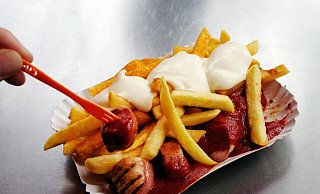 Currywurst und Pommes könnten auf den diesjährigen Schützen- und Volksfesten teurer werden - und dafür gibt es mehrere Gründe. - Jens Kalaene Currywurst und Pommes könnten auf den diesjährigen Schützen- und Volksfesten teurer werden - und dafür gibt es mehrere Gründe. - Jens Kalaene