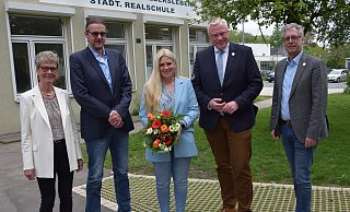 Sylvia Stebbing (Mitte) ist die neue Schulleiterin der Hoffmann-von-Fallersleben Realschule Höxter. Abteilungsleiterin Brigitte Husemann (v.l.), Konrektor Christoph Arendes, Bürgermeister Daniel Hartmann und Dezernent Stefan Fellmann heißen sie willkommen. - Stadt Höxter Sylvia Stebbing (Mitte) ist die neue Schulleiterin der Hoffmann-von-Fallersleben Realschule Höxter. Abteilungsleiterin Brigitte Husemann (v.l.), Konrektor Christoph Arendes, Bürgermeister Daniel Hartmann und Dezernent Stefan Fellmann heißen sie willkommen. - Stadt Höxter