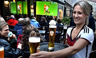 Ob Bielefelds Kneipen zur Fußball-WM wieder mit Fans gefüllt sein werden, bleibt abzuwarten. Einige Gastronomen verzichten ganz auf die Übertragung, andere zeigen die Spiele nur widerwillig. - Barbara Franke Ob Bielefelds Kneipen zur Fußball-WM wieder mit Fans gefüllt sein werden, bleibt abzuwarten. Einige Gastronomen verzichten ganz auf die Übertragung, andere zeigen die Spiele nur widerwillig. - Barbara Franke