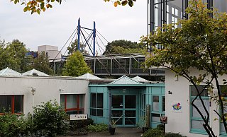 Auch die Kindertagesstätte Rappelkiste könnte für einen Neubau des Krankenhauses weichen. Im Hintergrund die Brücke, die HDZ und ZFE verbindet. - Jörg Stuke Auch die Kindertagesstätte Rappelkiste könnte für einen Neubau des Krankenhauses weichen. Im Hintergrund die Brücke, die HDZ und ZFE verbindet. - Jörg Stuke
