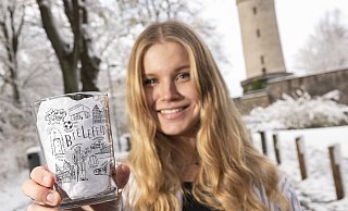 Kim Vollmers zeigt ihr Heimatliebe-Glas, welches sie zum Abschied aus Bielefeld auf den Markt bringt. - © Jörg Dieckmann - www.dieckmann-fotodesign.de Kim Vollmers zeigt ihr Heimatliebe-Glas, welches sie zum Abschied aus Bielefeld auf den Markt bringt. - © Jörg Dieckmann - www.dieckmann-fotodesign.de