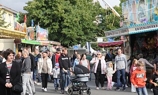 Am Samstagnachmittag flanierten viele Besucher über die Festmeile in der Espelkamper Innenstadt. - Klaus Frensing Am Samstagnachmittag flanierten viele Besucher über die Festmeile in der Espelkamper Innenstadt. - Klaus Frensing
