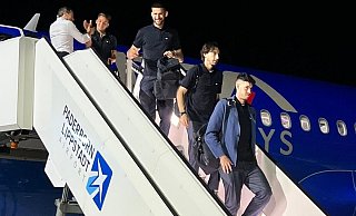 Die Spieler der italienischen Fußball-Nationalmannschaft verlassen gut gelaunt das Flugzeug in Paderborn. In den blauen Shirts sind zu sehen (v. l.) Mateo Retegui, Lorenzo Pellegrini, Matteo Damian und Alessandro Bastoni. - Flughafen Paderborn/Lippstadt Die Spieler der italienischen Fußball-Nationalmannschaft verlassen gut gelaunt das Flugzeug in Paderborn. In den blauen Shirts sind zu sehen (v. l.) Mateo Retegui, Lorenzo Pellegrini, Matteo Damian und Alessandro Bastoni. - Flughafen Paderborn/Lippstadt
