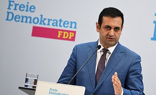 Bijan Djir-Sarai, FDP-Generalsekretär, hat lobende Worte für die Regierungspartner. Die Einigung der Ampel-Koalition auf die von der FDP geforderte Aktienrente sei ein "Riesenerfolg". - Serhat Kocak Bijan Djir-Sarai, FDP-Generalsekretär, hat lobende Worte für die Regierungspartner. Die Einigung der Ampel-Koalition auf die von der FDP geforderte Aktienrente sei ein "Riesenerfolg". - Serhat Kocak