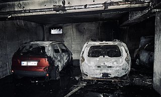 Zwei der drei Brandautos aus der Tiefgarage. - Stefan Becker Zwei der drei Brandautos aus der Tiefgarage. - Stefan Becker